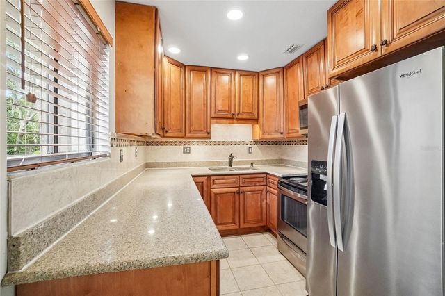 11722 RAINTREE LAKE LANE D, Temple Terrace, FL 33617
