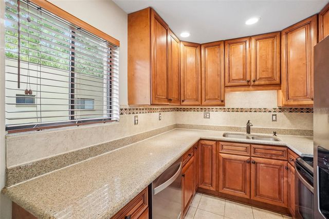 11722 RAINTREE LAKE LANE D, Temple Terrace, FL 33617