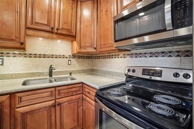 11722 RAINTREE LAKE LANE D, Temple Terrace, FL 33617