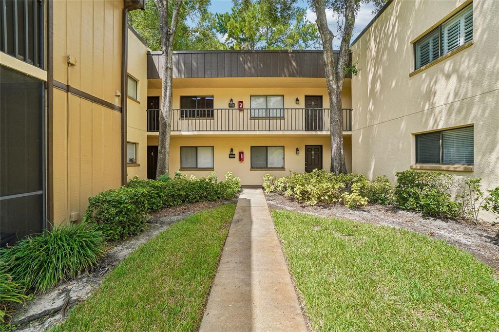 11722 RAINTREE LAKE LANE D, Temple Terrace, FL 33617