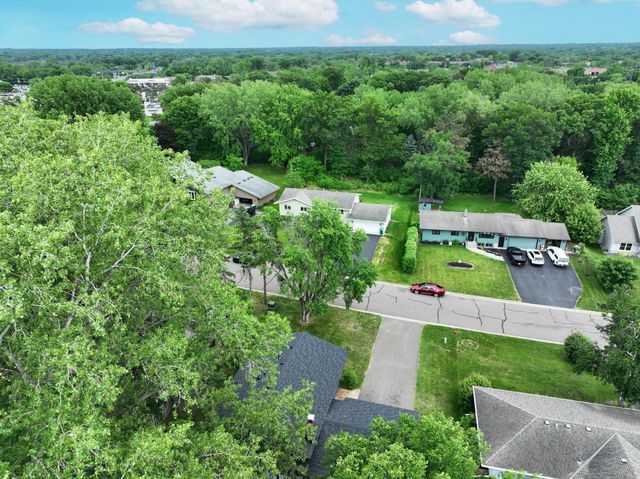4519 Oak Leaf Drive, Vadnais Heights, MN 55127