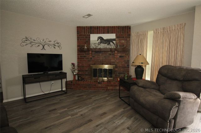 2042 W Toledo Street, Broken Arrow, OK 74012