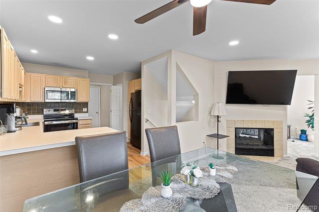 1033 Calpernia, Wixom, MI 48393