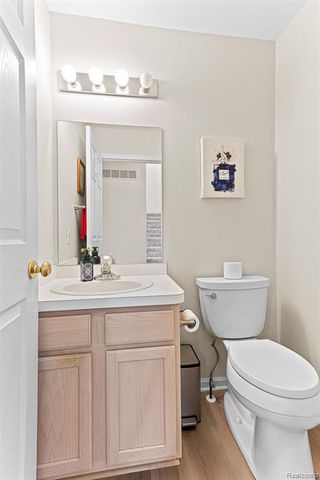1033 Calpernia, Wixom, MI 48393