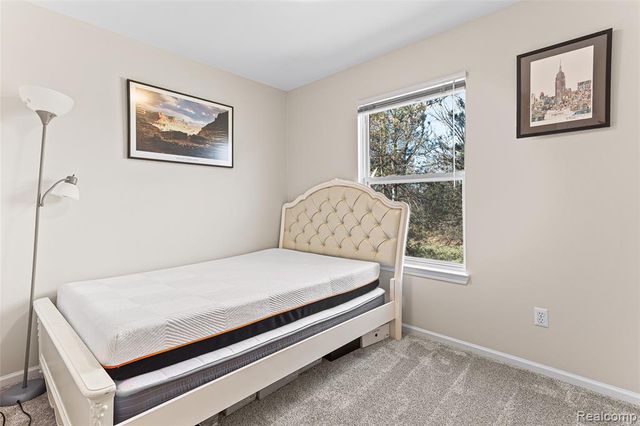 1033 Calpernia, Wixom, MI 48393