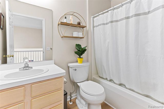 1033 Calpernia, Wixom, MI 48393