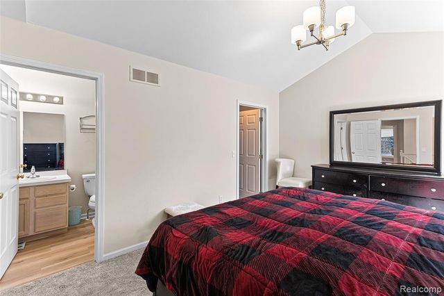 1033 Calpernia, Wixom, MI 48393