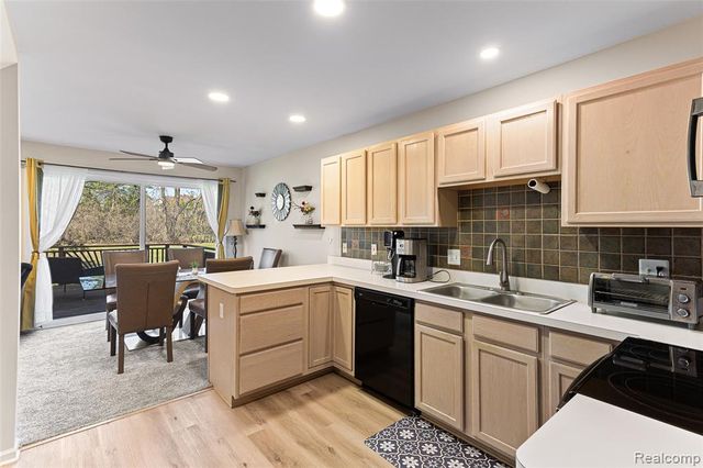 1033 Calpernia, Wixom, MI 48393
