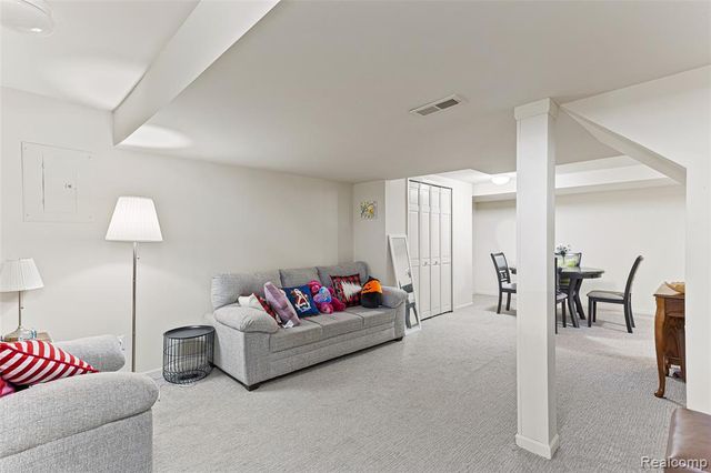 1033 Calpernia, Wixom, MI 48393