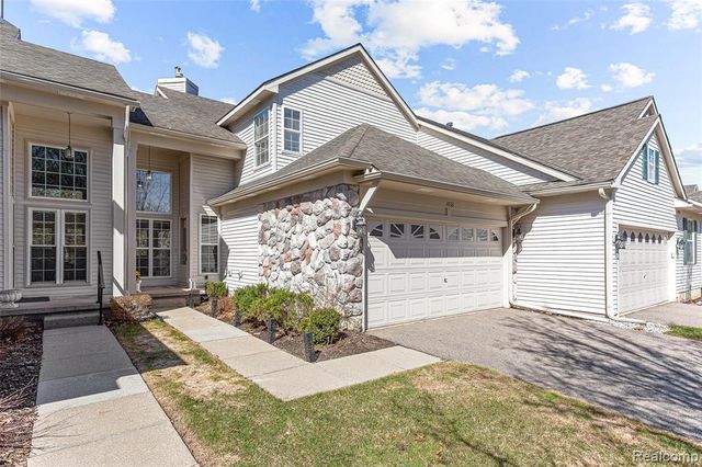 1033 Calpernia, Wixom, MI 48393