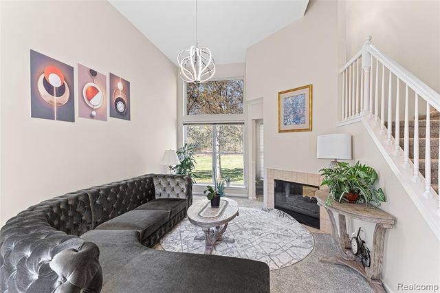 1033 Calpernia, Wixom, MI 48393