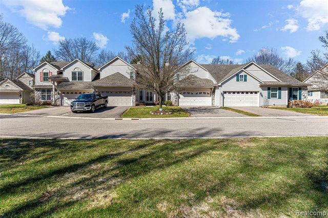 1033 Calpernia, Wixom, MI 48393