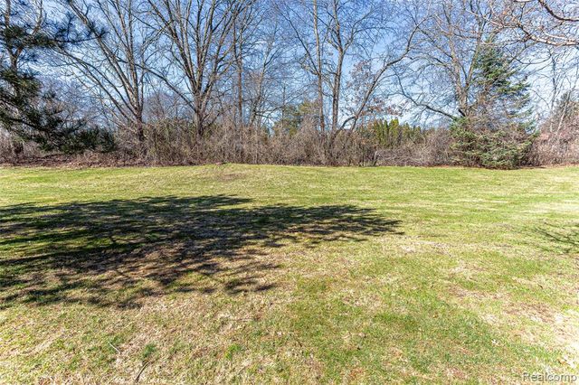 1033 Calpernia, Wixom, MI 48393