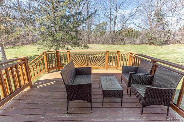 1033 Calpernia, Wixom, MI 48393