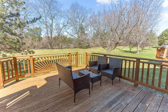 1033 Calpernia, Wixom, MI 48393