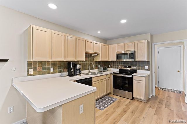1033 Calpernia, Wixom, MI 48393