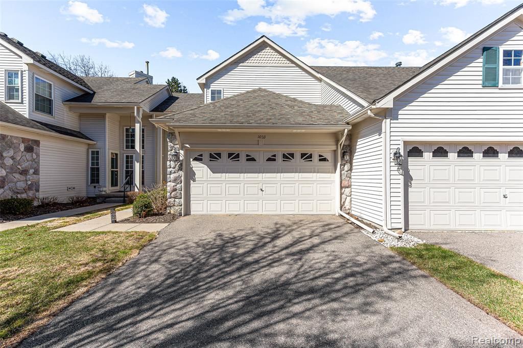 1033 Calpernia, Wixom, MI 48393