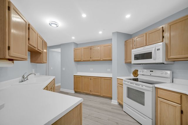 445 Cromwell Circle 1, Bartlett, IL 60103