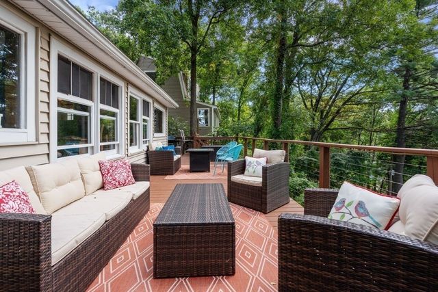 19 Lakeview Dr, Holland, MA 01521