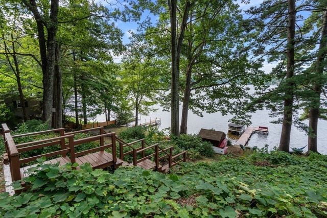 19 Lakeview Dr, Holland, MA 01521