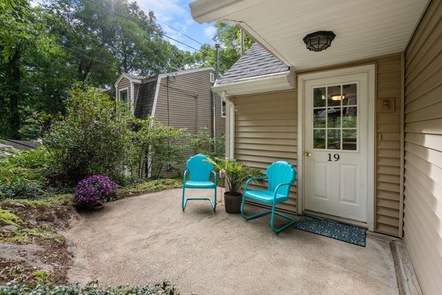 19 Lakeview Dr, Holland, MA 01521