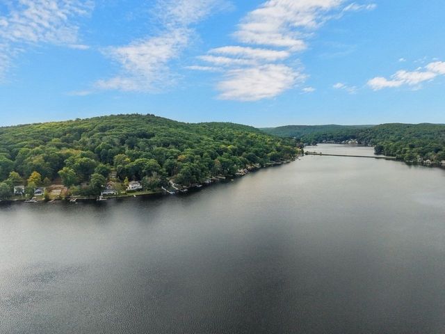 19 Lakeview Dr, Holland, MA 01521