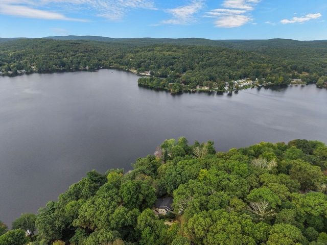19 Lakeview Dr, Holland, MA 01521