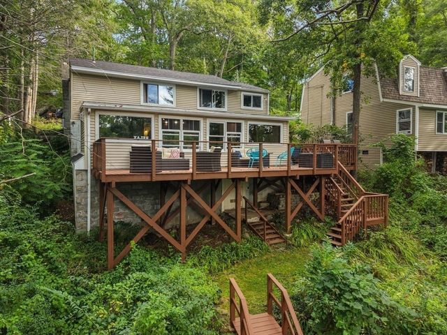 19 Lakeview Dr, Holland, MA 01521