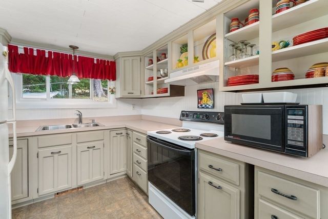 19 Lakeview Dr, Holland, MA 01521