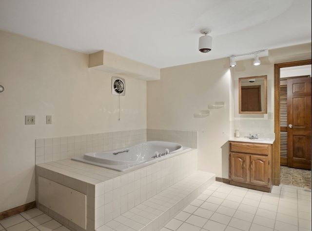 38 Fort Sumter Dr, Holden, MA 01520