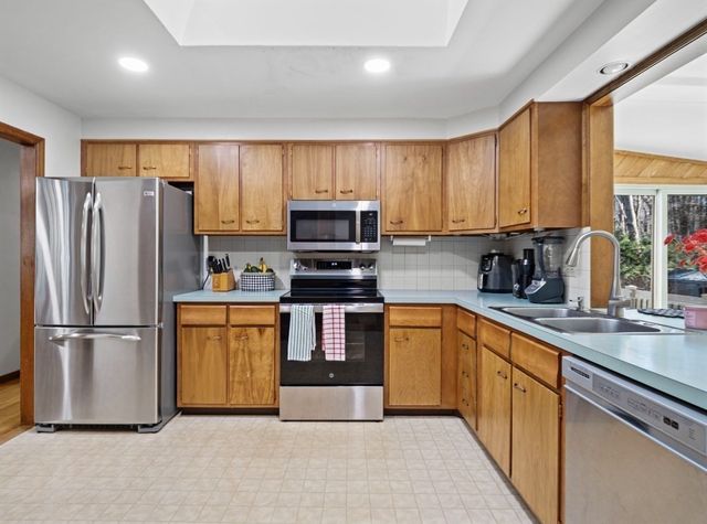 38 Fort Sumter Dr, Holden, MA 01520