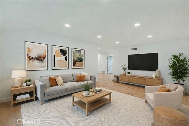 328 E 213th St, Carson, CA 90745