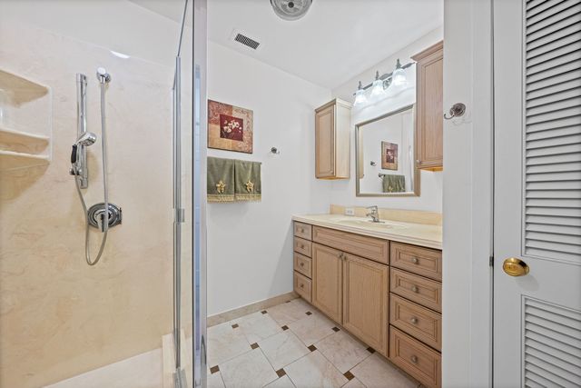 1 N Dee Road 1B, Park Ridge, IL 60068