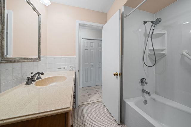 1 N Dee Road 1B, Park Ridge, IL 60068