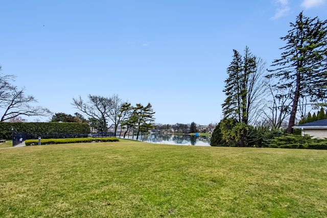 1 N Dee Road 1B, Park Ridge, IL 60068