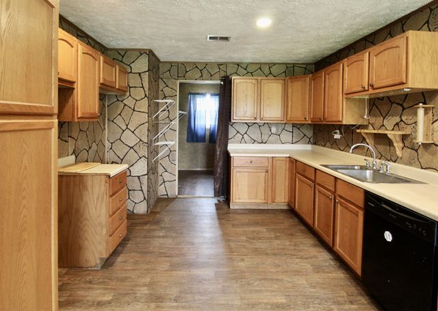 212 Southern Downs Dr, Lexington, TN 38351