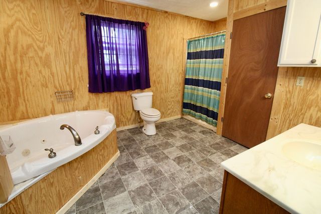 212 Southern Downs Dr, Lexington, TN 38351