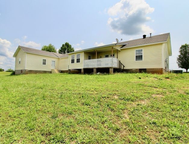 212 Southern Downs Dr, Lexington, TN 38351