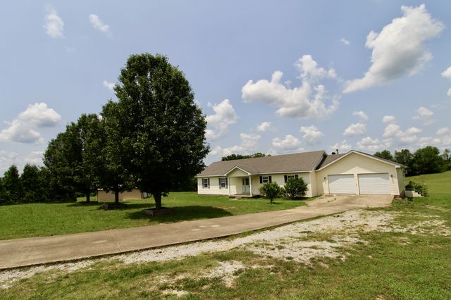 212 Southern Downs Dr, Lexington, TN 38351