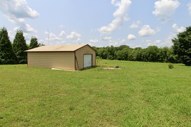212 Southern Downs Dr, Lexington, TN 38351