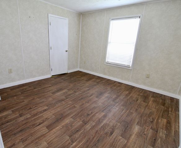 212 Southern Downs Dr, Lexington, TN 38351