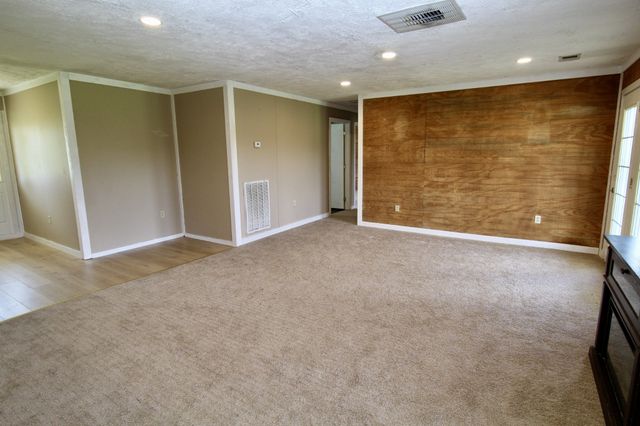 212 Southern Downs Dr, Lexington, TN 38351