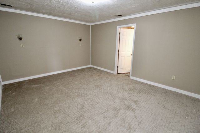 212 Southern Downs Dr, Lexington, TN 38351