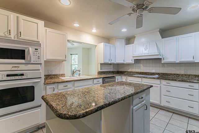 250 Autumn Wood Trail, Holly Lake Ranch, TX 75765