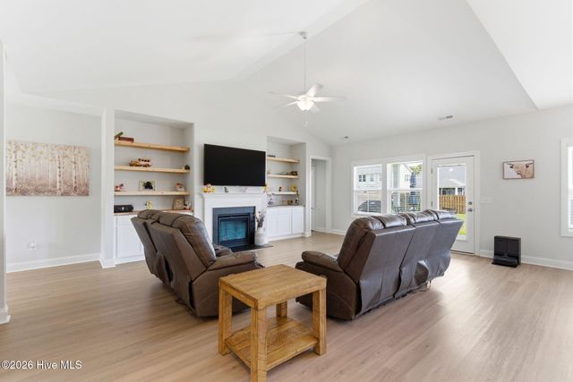 305 W Weatherbee Way, Hampstead, NC 28443