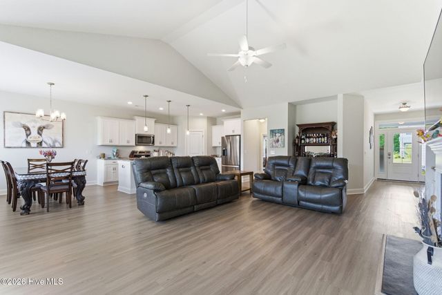 305 W Weatherbee Way, Hampstead, NC 28443