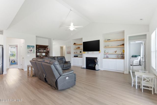 305 W Weatherbee Way, Hampstead, NC 28443