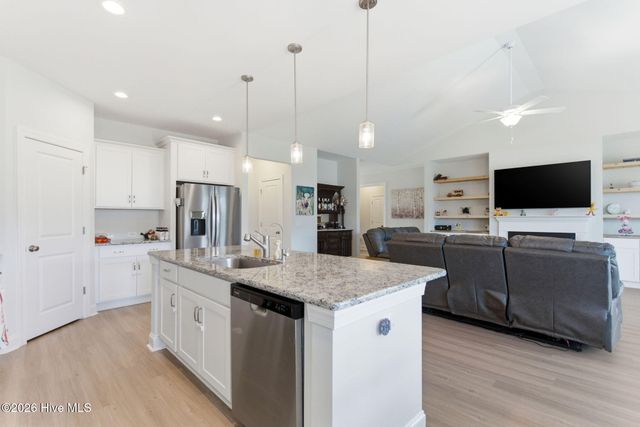305 W Weatherbee Way, Hampstead, NC 28443