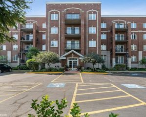1479 N Milwaukee Avenue 308, Libertyville, IL 60048