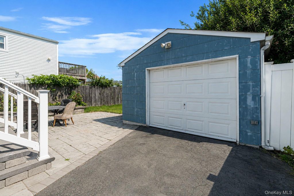 646 S 7th Street, Lindenhurst, NY 11757 — photo 4
